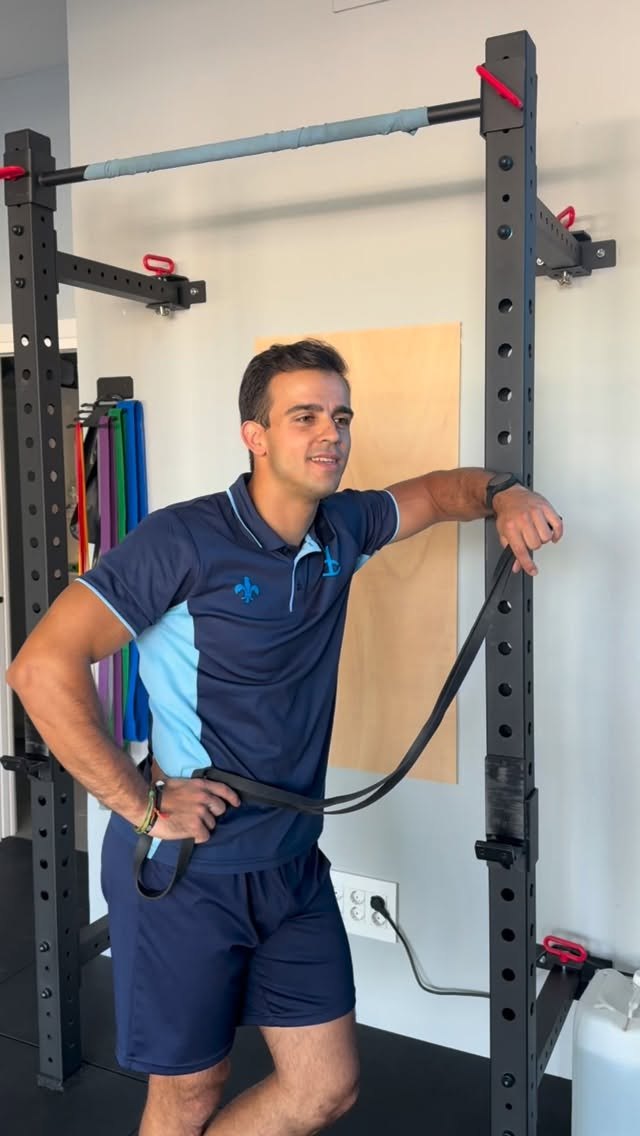 Entrenador guiando un ejercicio con bandas en el rack de CoreX Fitness Lab