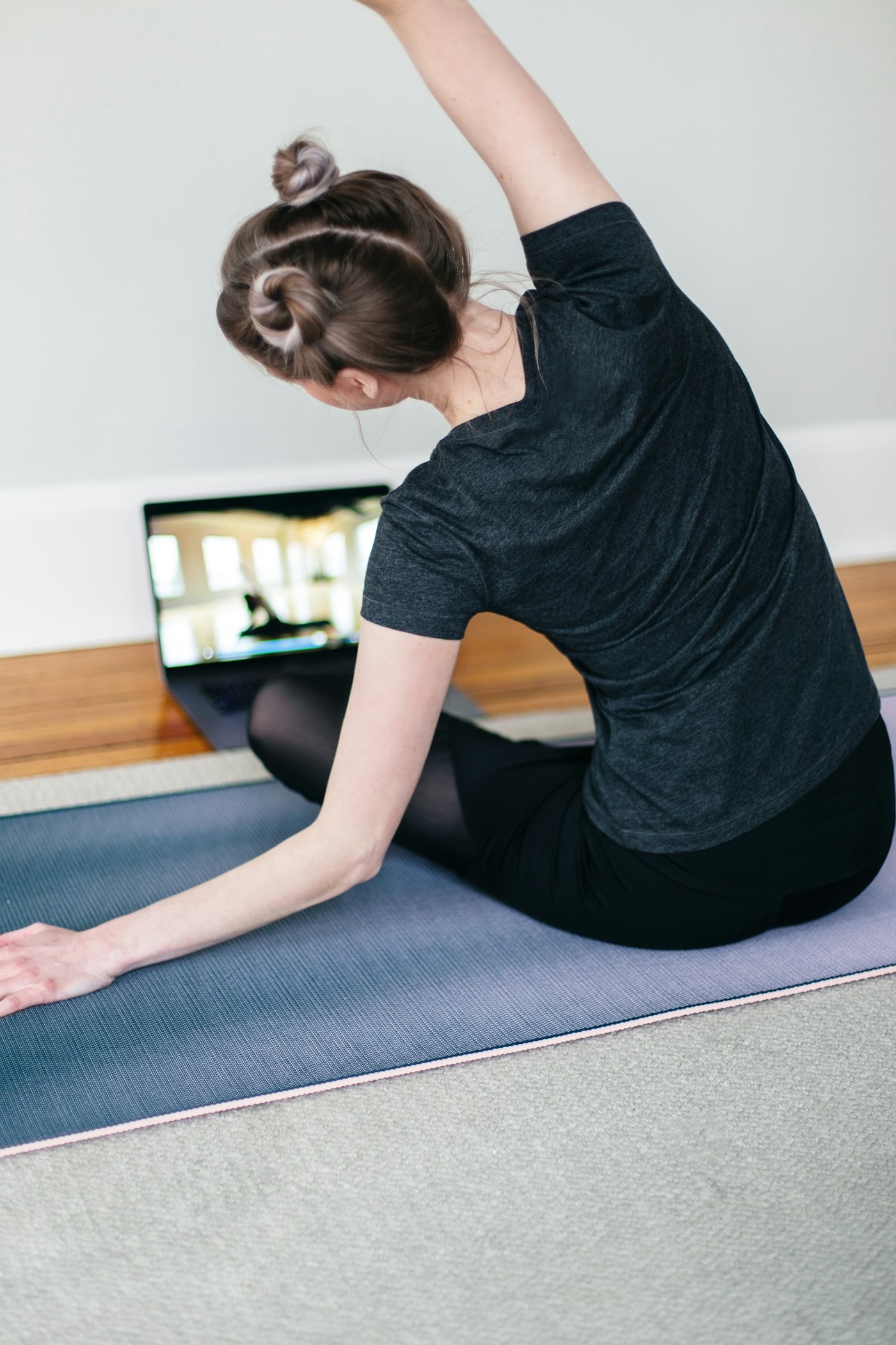 Persona siguiendo una sesión de entrenamiento online en casa